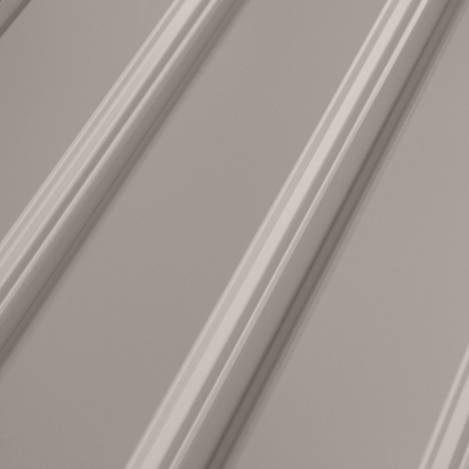 Nahaufnahme von diagonalen, grauen Paneelen mit erhabenen Kanten