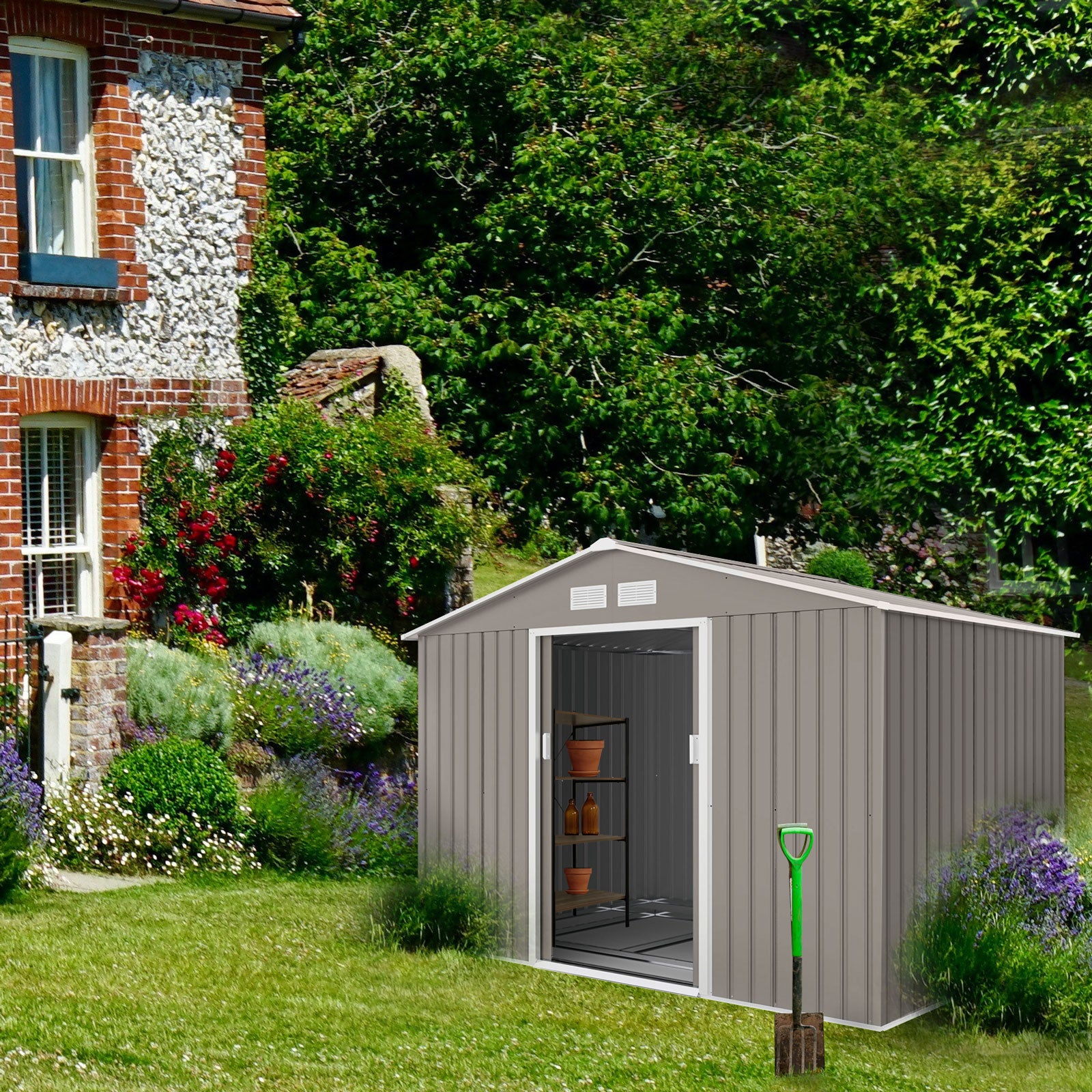 Garten mit grünem Rasen, blühenden Pflanzen und einem grauen Metall-Gartenschuppen mit offenem Eingang und Regalen mit Blumentöpfen